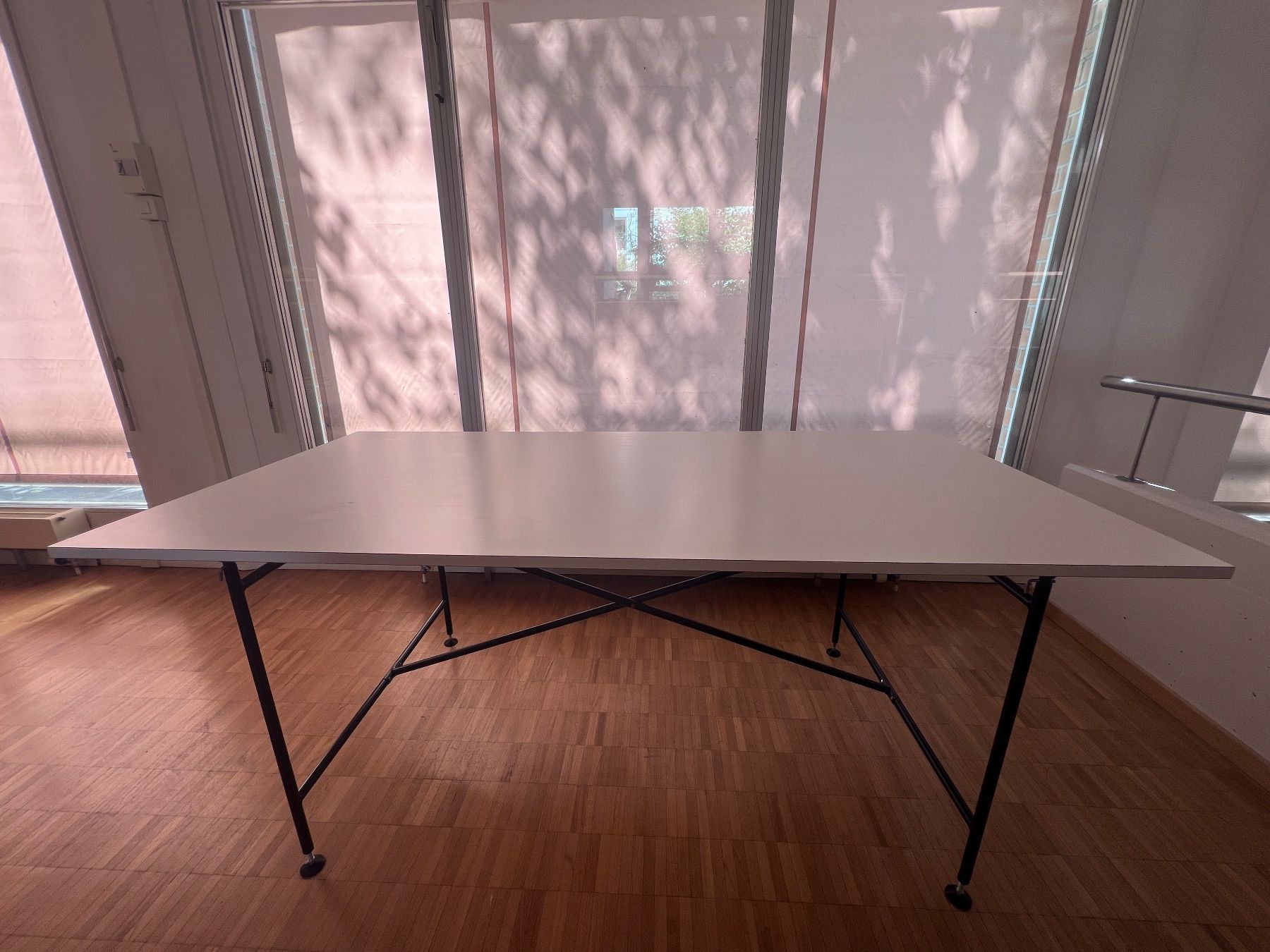 Richard Lampert Bureaux: Tischgestell Eiermann mit Tischplatte weiss – D'occasion à Zürich par wme_n5yf 1