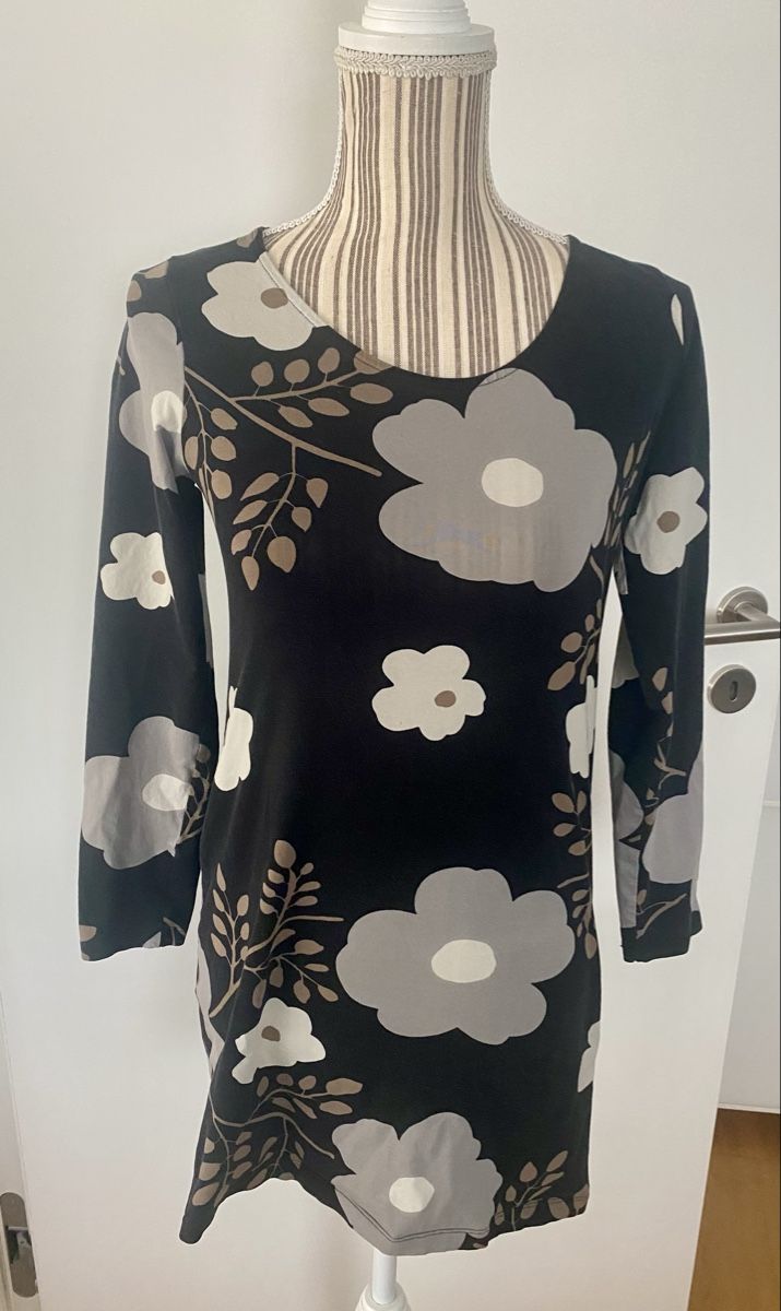 Marimekko Robes: Robe/tunique Marimekko fleurs noir taille S – D'occasion à Lausanne par HomeDepose