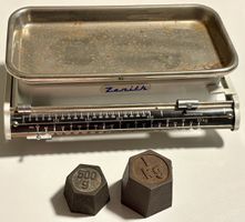Küchenwaage mit 1/2 und 1 Kilo Gewichtstein.