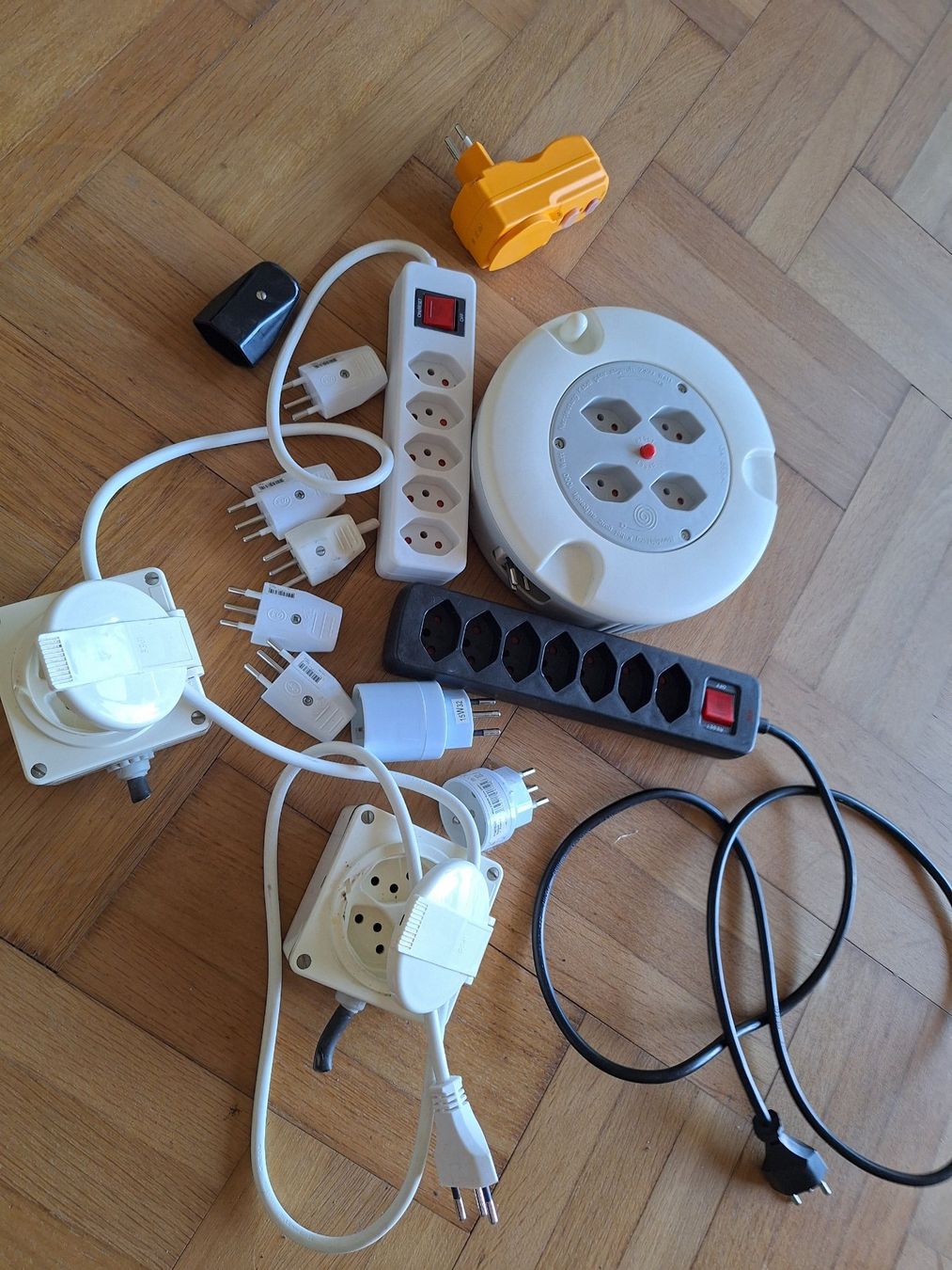 Stecker: Lot de prises suisse – Gebraucht aus Chêne-Bougeries von xchrysalide