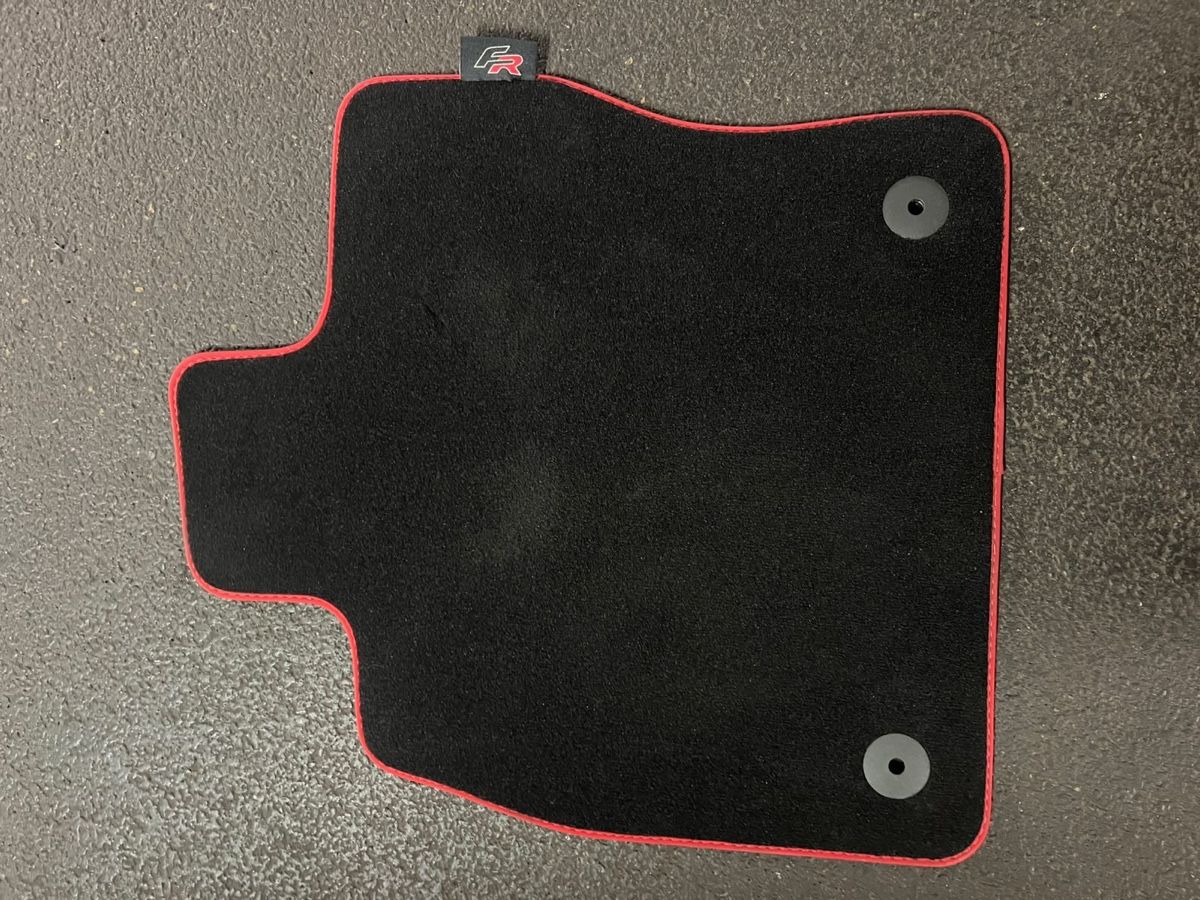 Seat Teppiche / Matten: Fussmatten / Autoteppich Seat Leon  4 St – Gebraucht aus Rorschacherberg von pol_2pw7 4