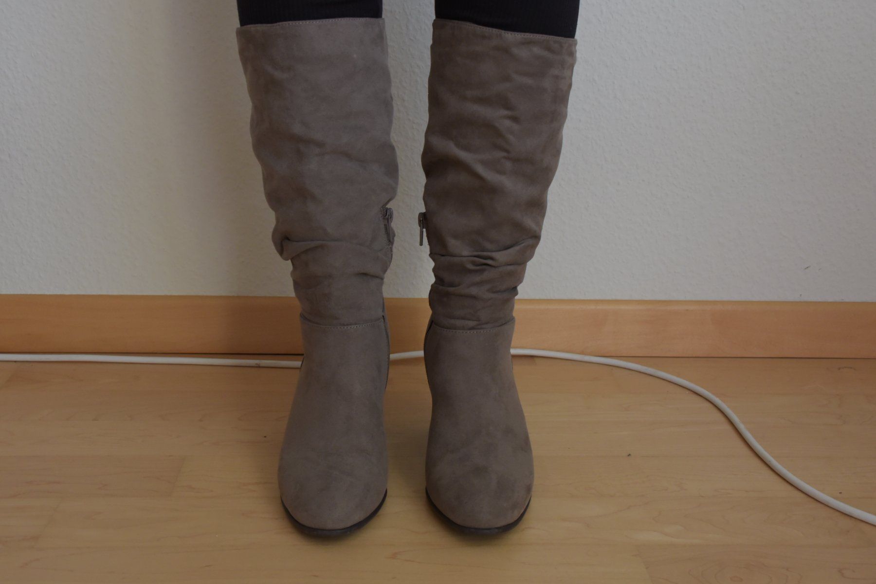 Scarpe da donna: Wildleder-Stiefel, Grösse 37, grau – Usato da Kilchberg ZH venduto da bluessolo 2