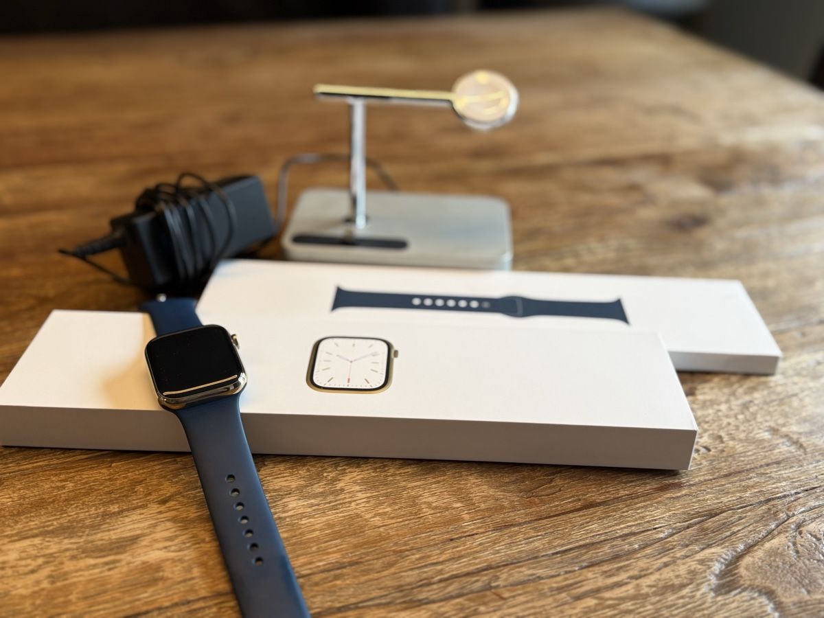 Apple Smartwatch: Apple Watch series 7 gold 45 m – Usato da Näfels venduto da Furnitureforyou