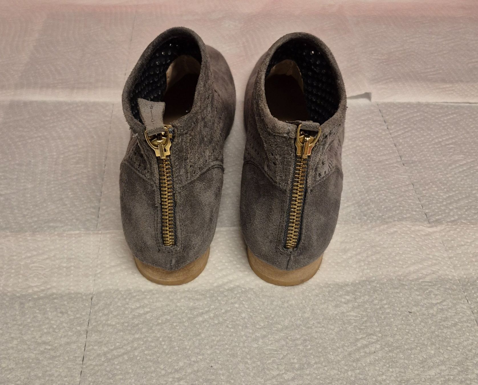 Scarpe da donna: Graue Wildleder-Stiefeletten mit Lochmuster Gr. 38 MAX – Usato da Zürich venduto da Roberto040 3