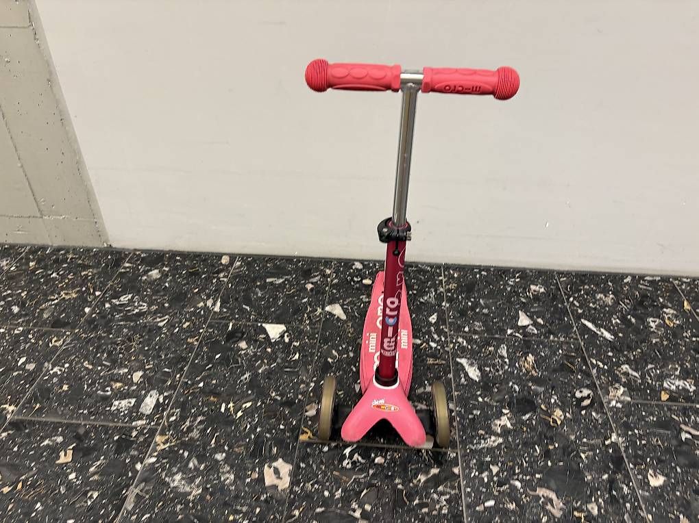 Kickboard: Micro Scooter Mini Deluxe Pink – Gebraucht aus Zürich von Capeagulhas 1