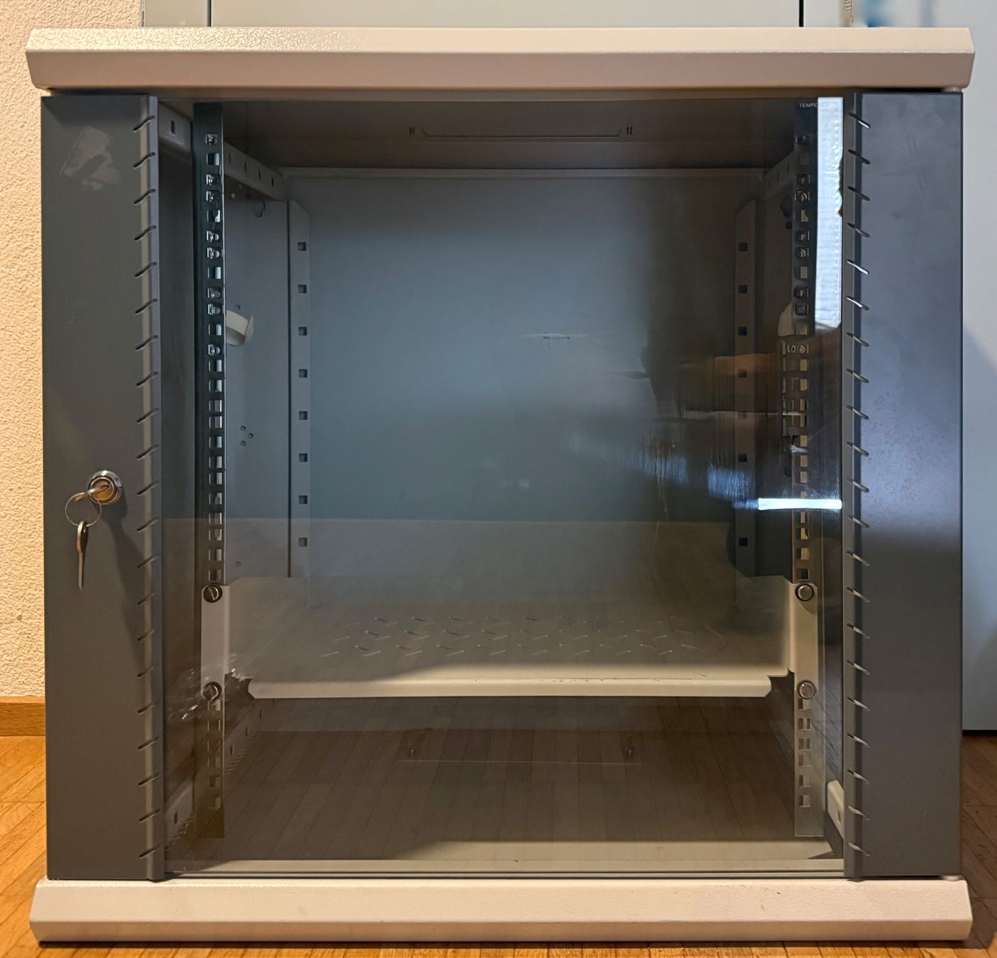 Racks & Cavalletti: Kleiner Serverschrank, gebraucht – Usato da Zürich venduto da pejole