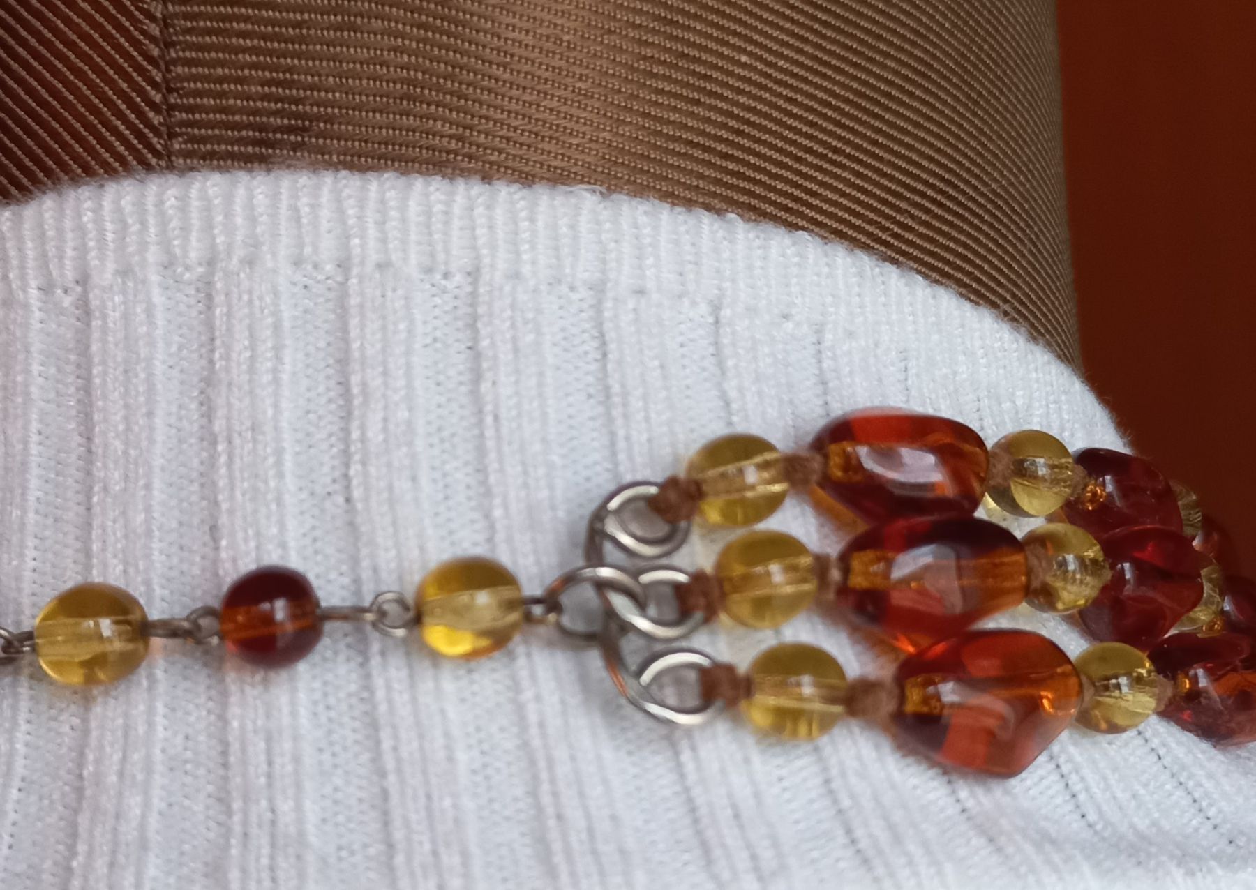 Ketten: Bernsteinfarbene Vintage-Kette, dreireihig – Gebraucht aus Buchs AG von Dzirul 7