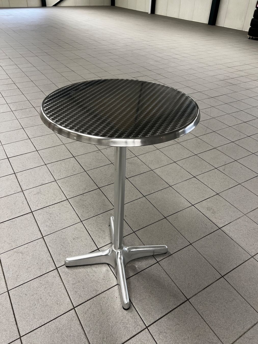 Tische: VERKAUFE 2 BISTRO STEHTISCH MAZUVO – Gebraucht aus Volketswil von mer_s99m