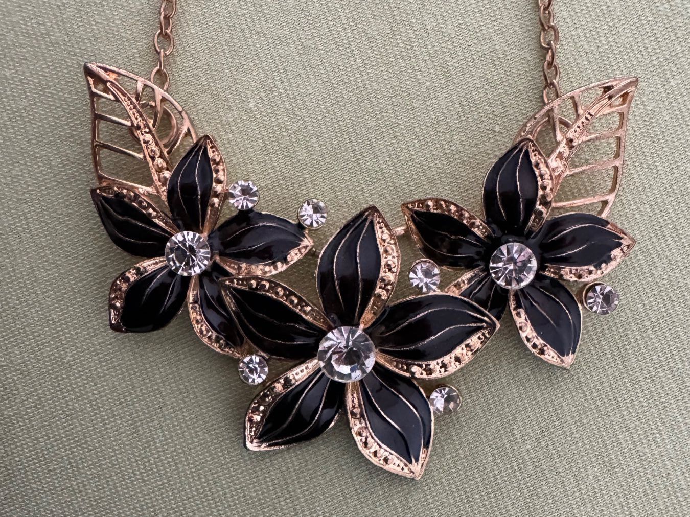Catenine: Halskette Blumen Schwarz – Usato da Oberrohrdorf venduto da chilibiggi