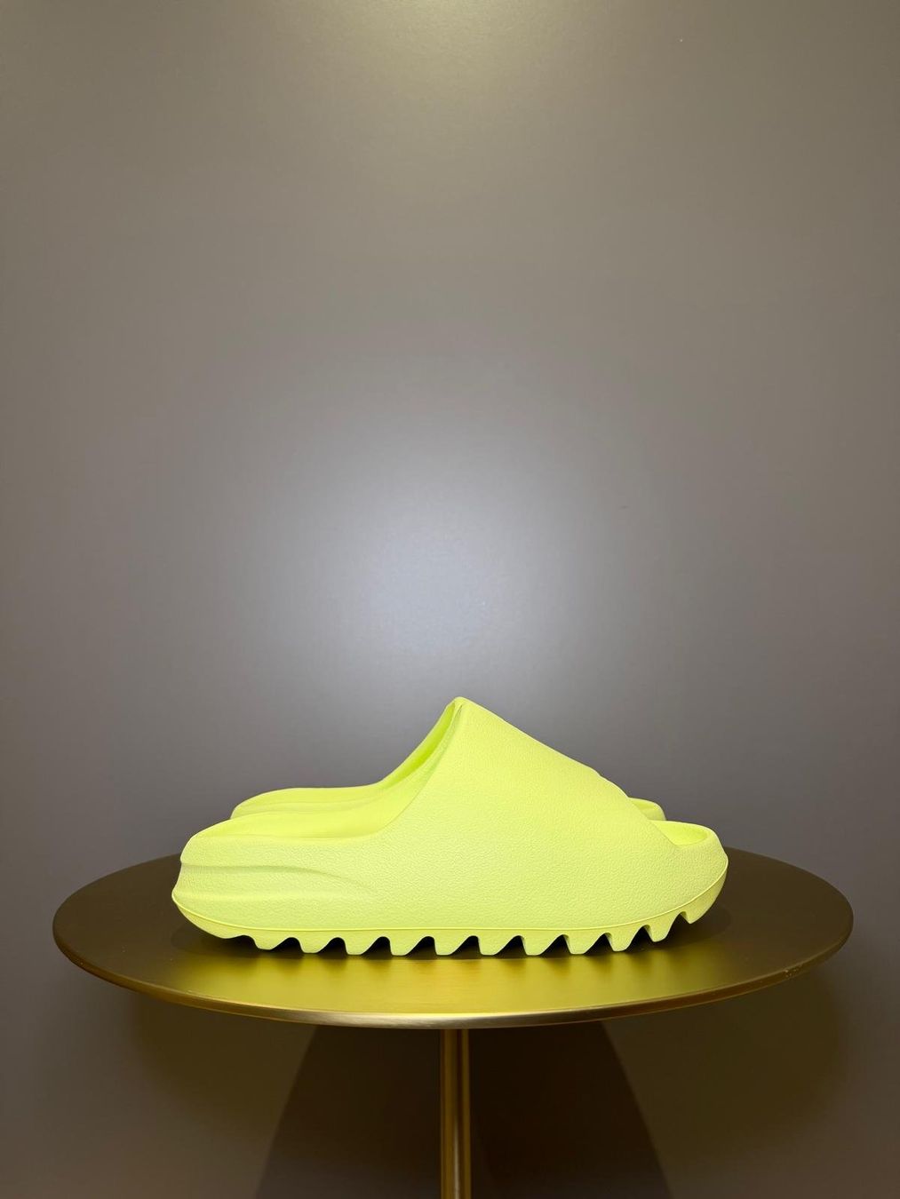Adidas Herrenschuhe: Yeezy Slide "Glow Green" – Neu (gemäss Beschreibung) aus Langnau i. E. von dis_tc9q