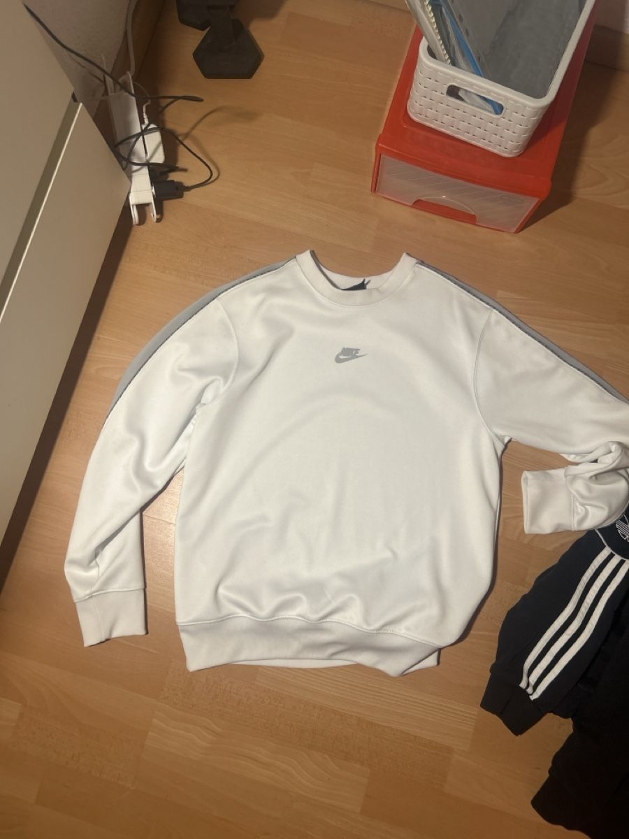 Kleiderpakete: 3 pull 3 jaquette et 1 polo – Neu (gemäss Beschreibung) aus Marin-Epagnier von nyd_72sv