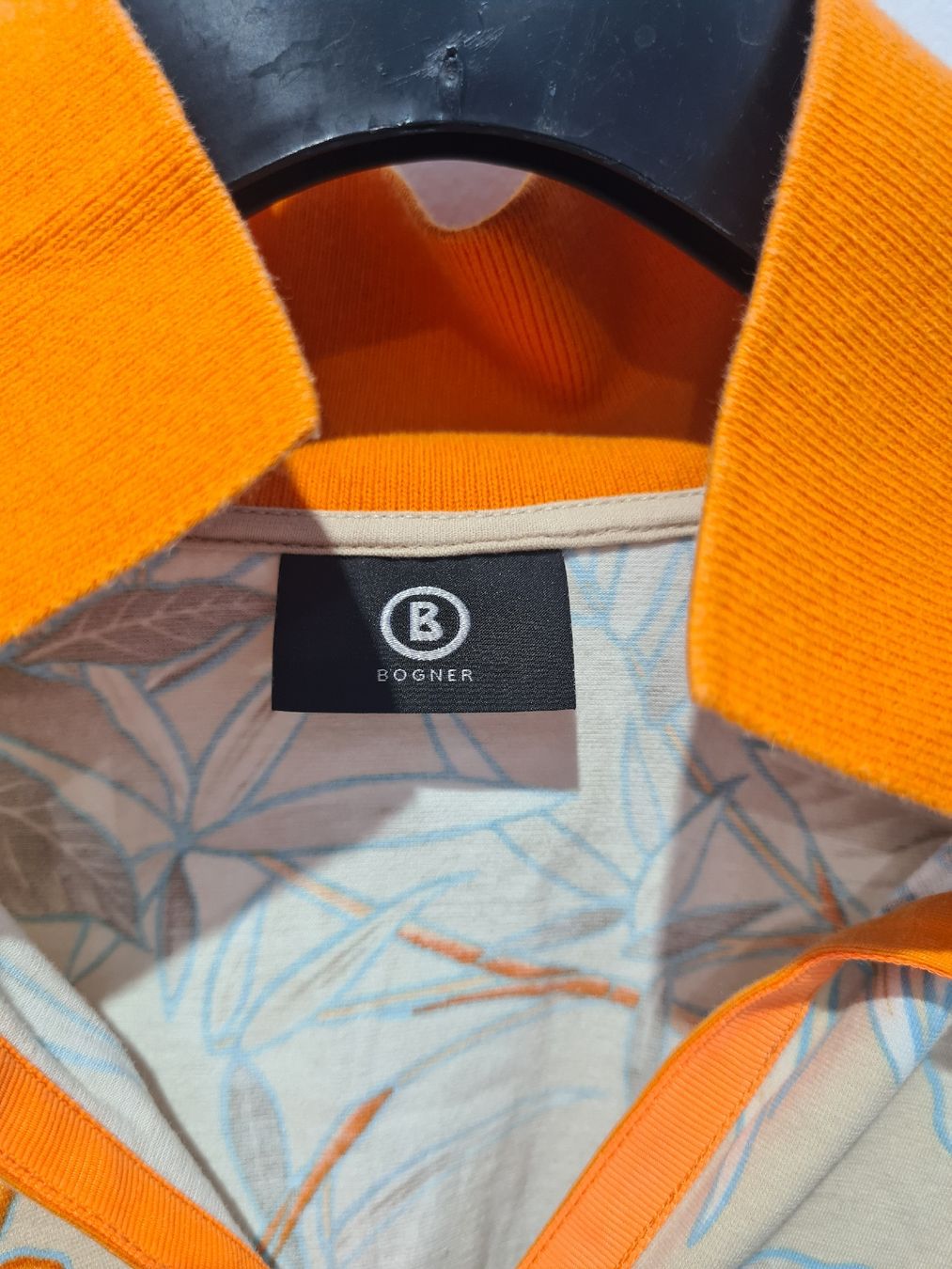 Bogner Polo-Shirts: Bogner Poloshirt mit Blumenmuster Orange Grösse 34 – Gebraucht aus Adligenswil von FriedasWelt 1