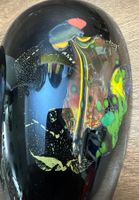 Schwarze Glasvase mit Farbdekor