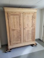 Antiker Schrank/Bauernschrank aus massivem Fichtenholz