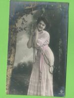 Alte Postkarte Dame im Garten um 1910