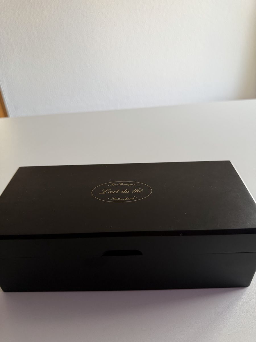 Casse di trasporto: Teebox schwarz mit 4 Fächern von Tee-Boutique L'art du thé – Usato da Rotkreuz venduto da GoldHeinz