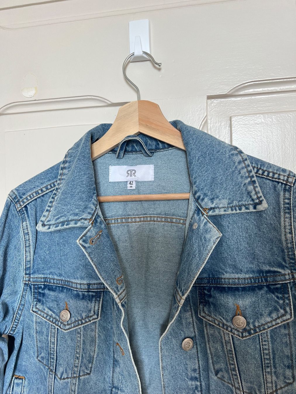 Vestes: Veste en jeans classique 40-42 – D'occasion à Neuchâtel par Thesebootsaremadeforwalking 1