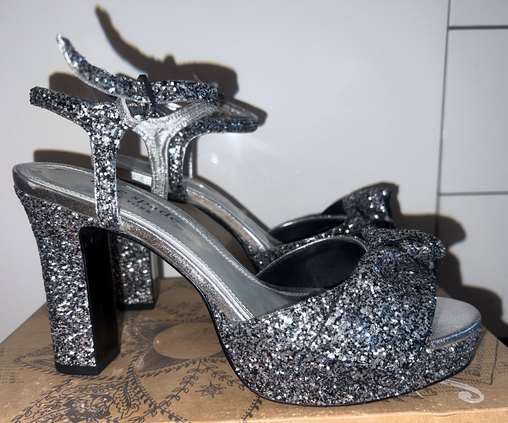 Kate Spade Scarpe da donna: Kate Spade Glitter Bow Miya Platform Sandals - Size 8.5 – Usato da Zürich venduto da FT_Zurich 1