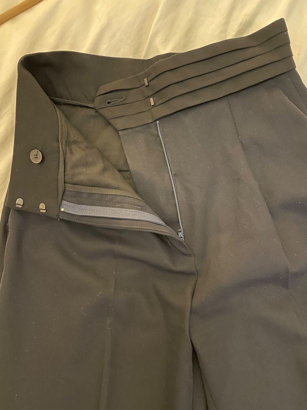 Sandro Pantaloni: SANDRO Damen Hose Gr. 36 (FR) – Nuovo (secondo la descrizione) da Zürich venduto da my.greekholiday 2
