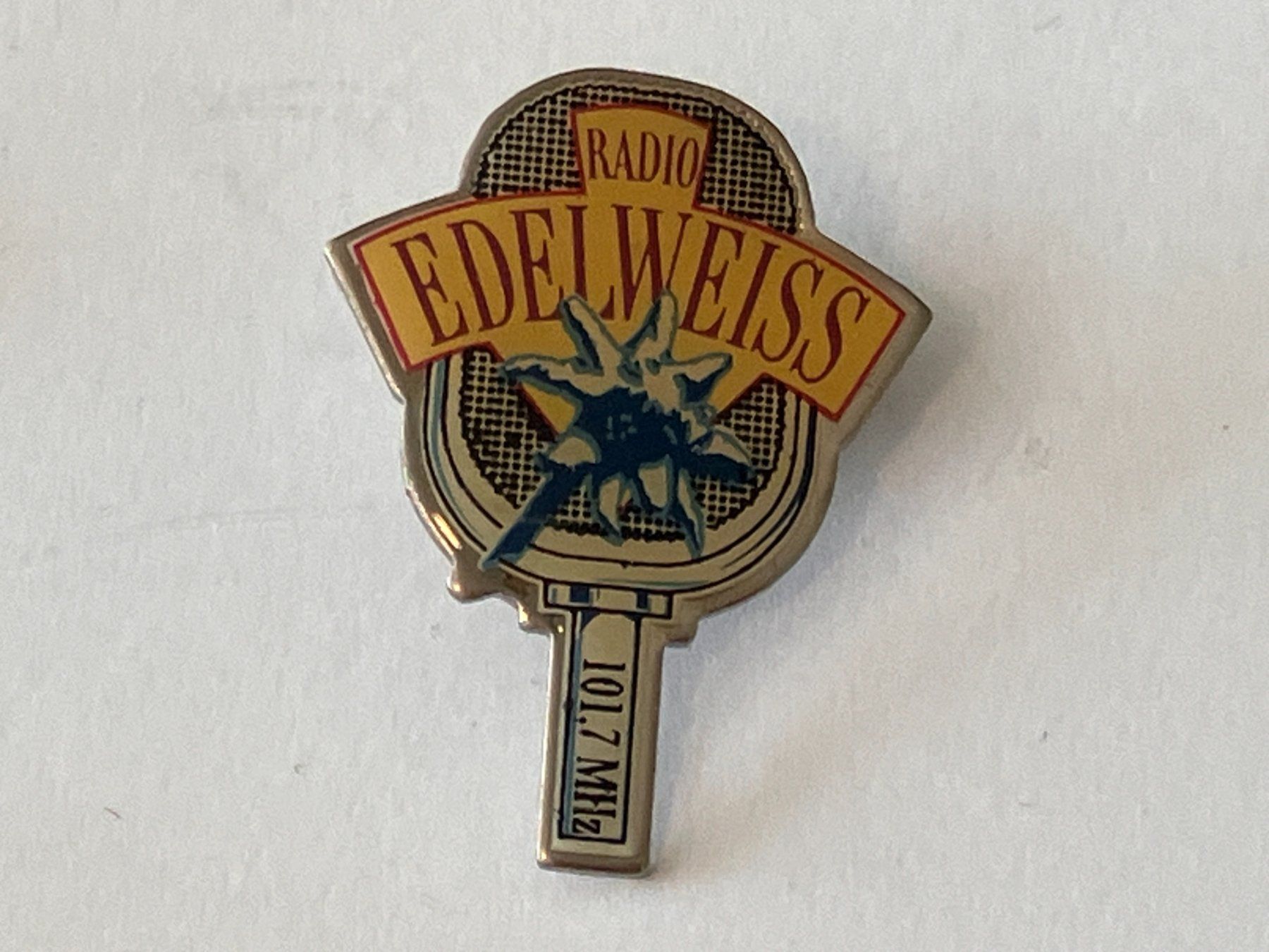 Placchette & Badge: 1 Pin Radio Edelweiss – Usato da Basel venduto da djwwpp