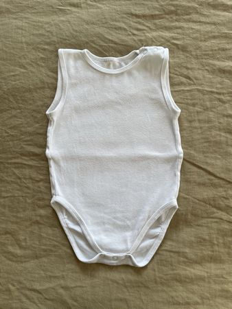 Weisser Baby Body ohne Ärmel
