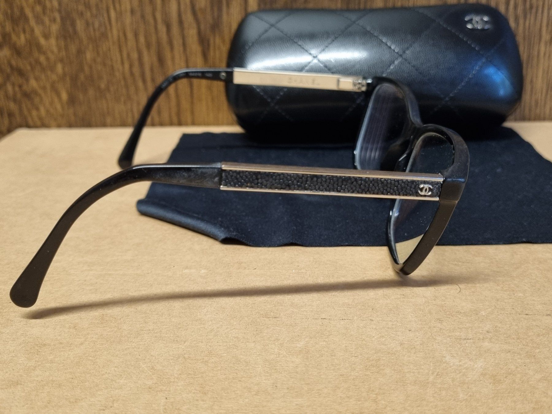 Chanel Occhiali & Lenti: Chanel Brille mit Etui Schwarz – Usato da Schaffhausen venduto da Leveron13 6