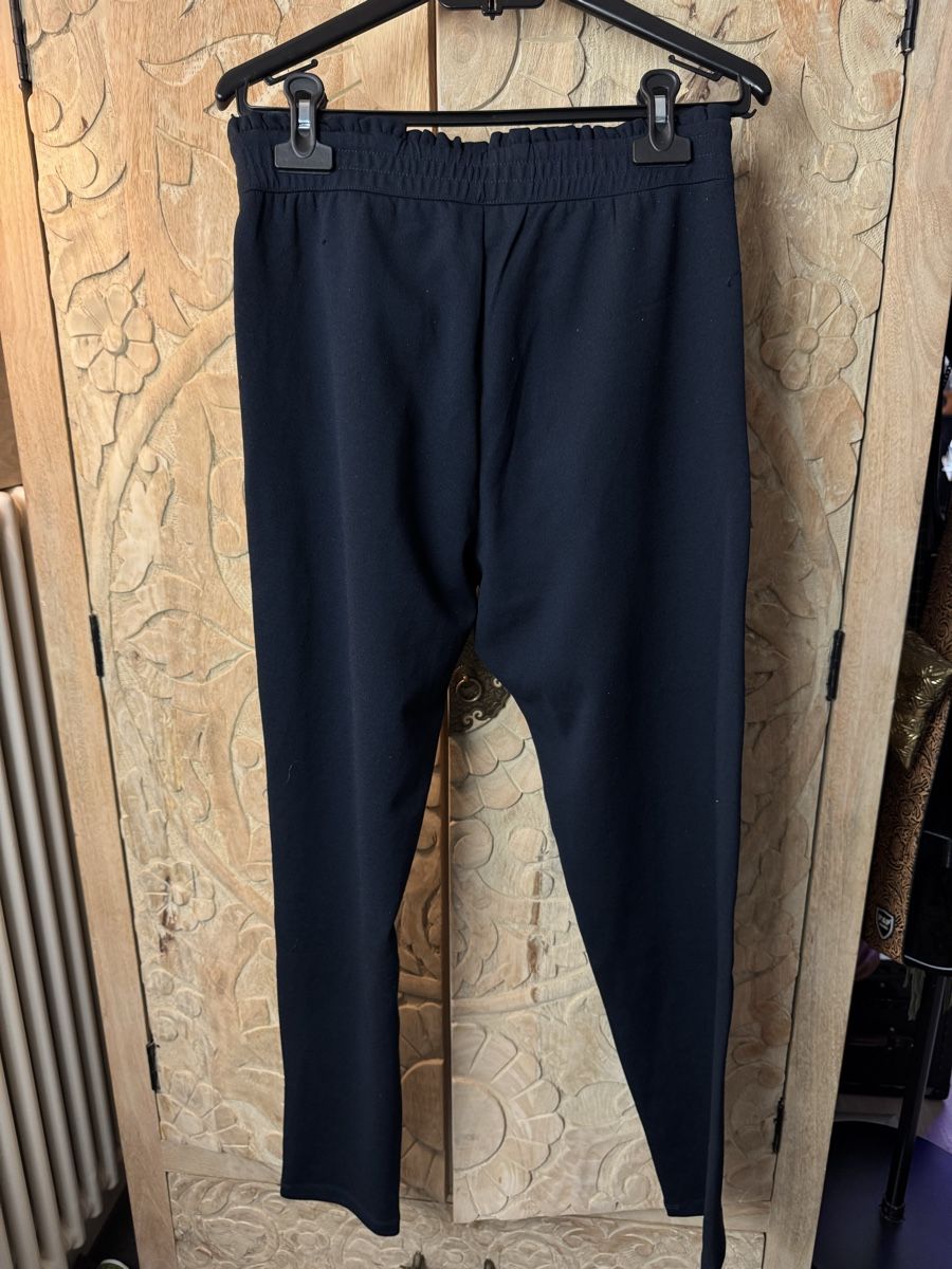 Pantaloni: Schwarze Stoffhose mit Rüschen, Gr. S/M – Usato da Wettingen venduto da JasminL92-4 1
