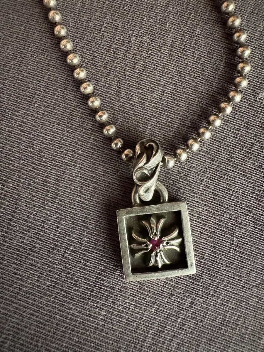 Chrome Hearts Ciondoli: Chrome Hearts framed CH plus Ruby pendant – Usato da Pratval venduto da fse_9yyv 1
