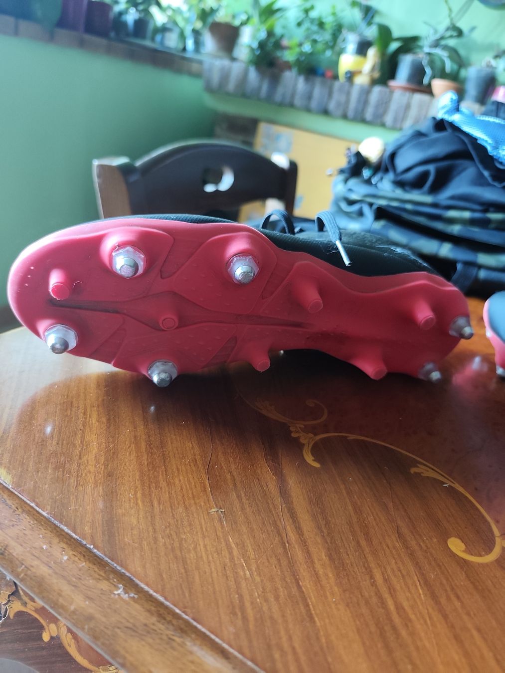 Scarpe da uomo: Due paia di scarpe uomo calcetto e/o rugby con caschetto – Usato da Grono venduto da sab_f6hs 7