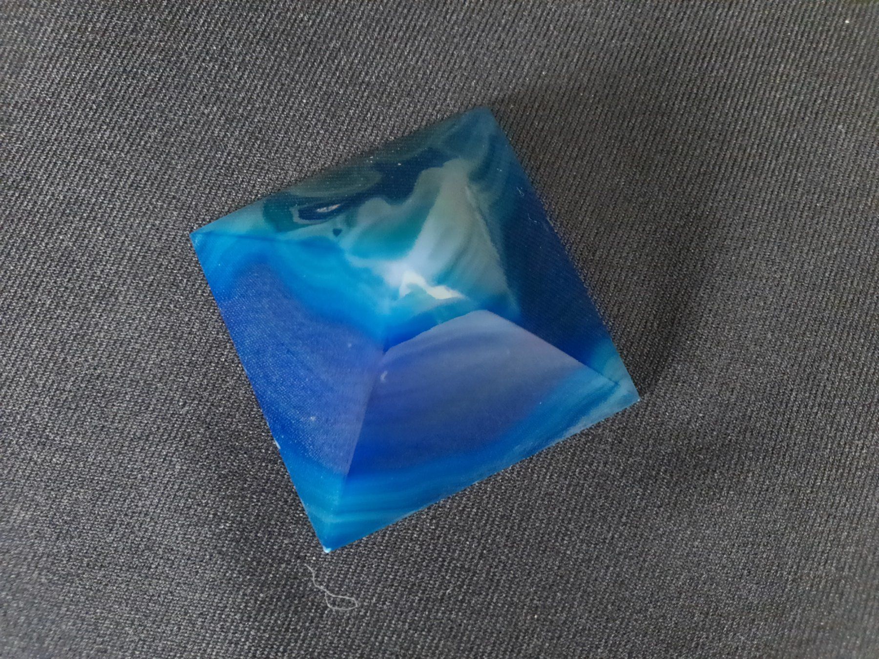 Pietre preziose: Blaue Achat Pyramide ca. 55 mm – Usato da Beinwil am See venduto da Restwert_Beinwil