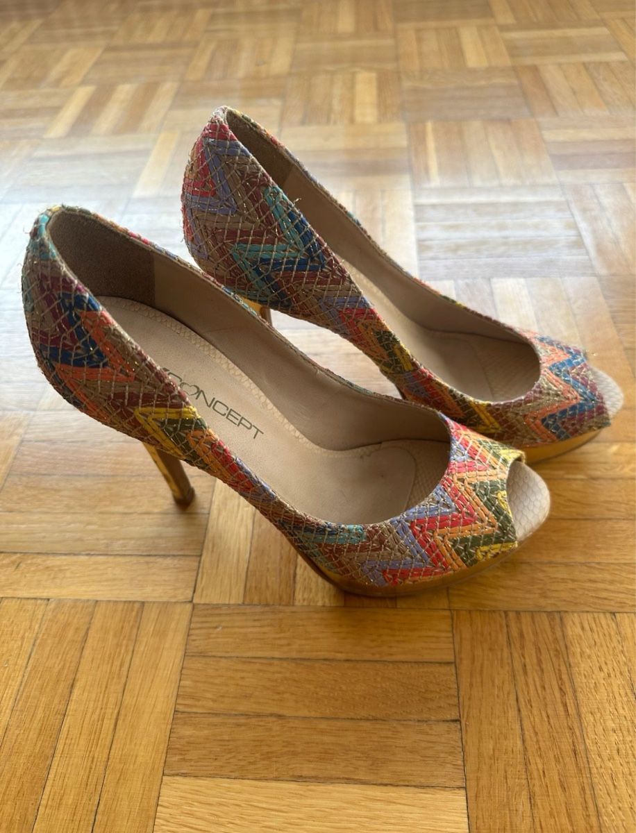 Scarpe da donna: Festliche Peep-Toe Pumps mit Ethno-Muster, Grösse 36/37 – Usato da Kreuzlingen venduto da jthover