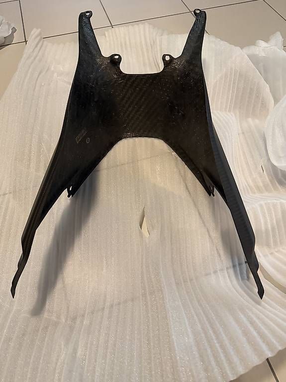 Tutti i ricambio per moto: À vendre carénage réservoir carbone  – Usato da Porsel venduto da kevin68 1