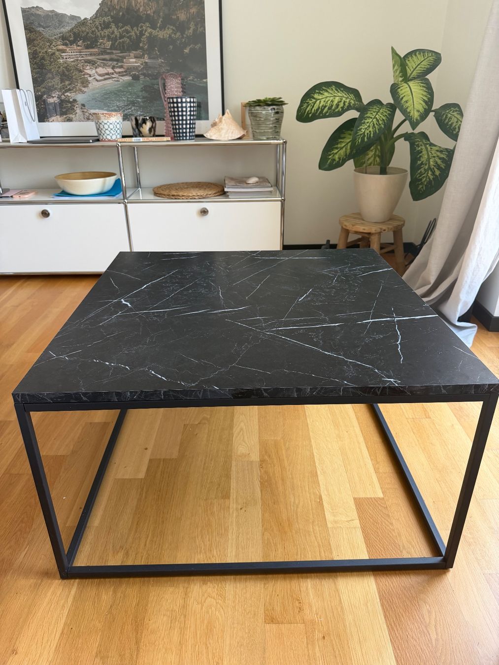 Tische: Moderner Couchtisch in schwarzer Marmoroptik – Gebraucht aus Zürich von Sydney20011