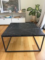 Moderner Couchtisch in schwarzer Marmoroptik