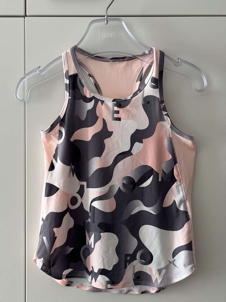 Blouses, T-shirts & Tops: Mädchen Sporttop Rosa Tarnmuster Grösse 146-152 – D'occasion à Basel par Lila11