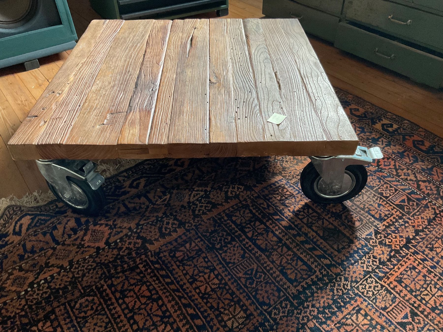 Tavoli: Table de salon basse en bois massif sur roues – Usato da Delémont venduto da vinylfreak01 1