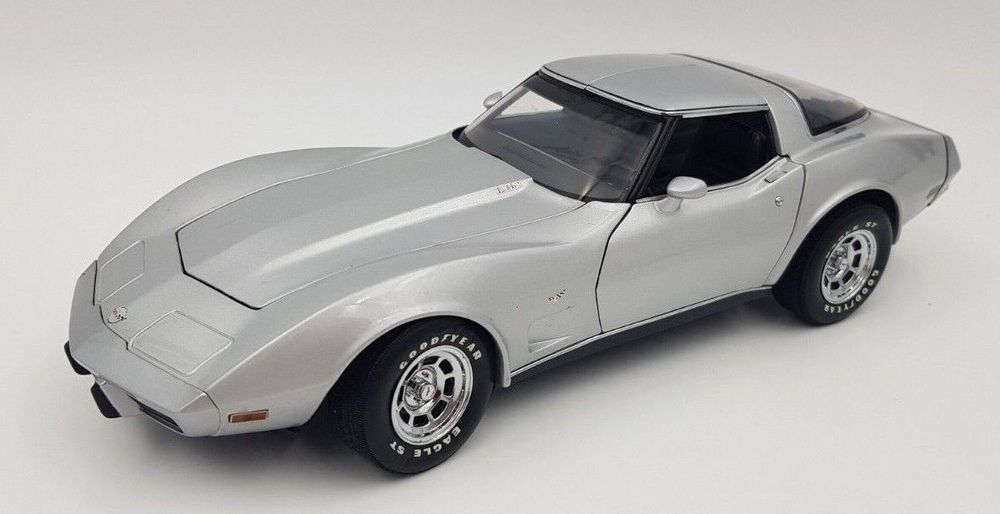 CHEVROLET CORVETTE 1978 NOIRE 1/18 - UT MODELS - MINIATURE TRÈS RARE