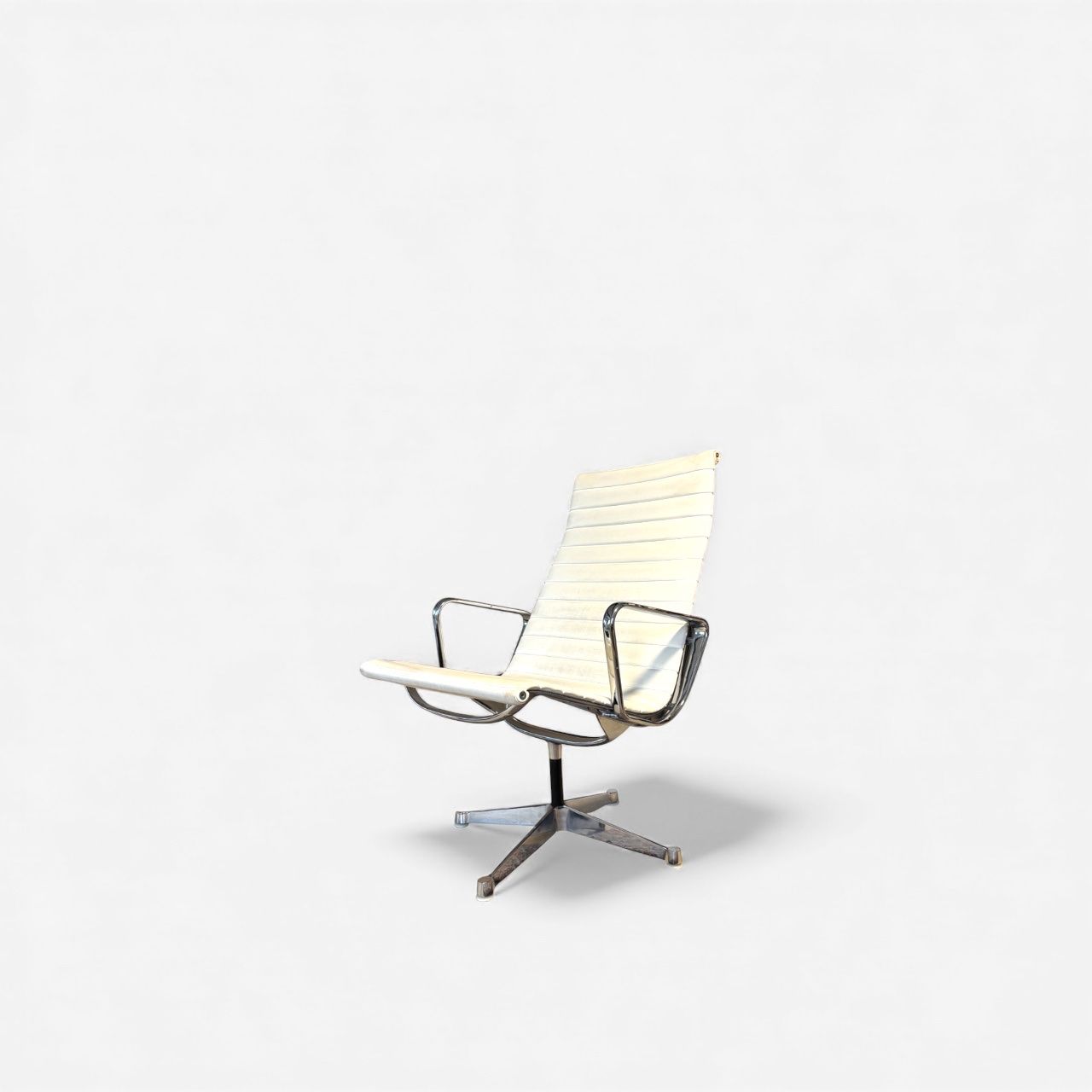 Vitra Poltrone: Vitra Eames Aluminum High Back Chair - Leder – Usato da Tägerwilen venduto da jwolfstudio