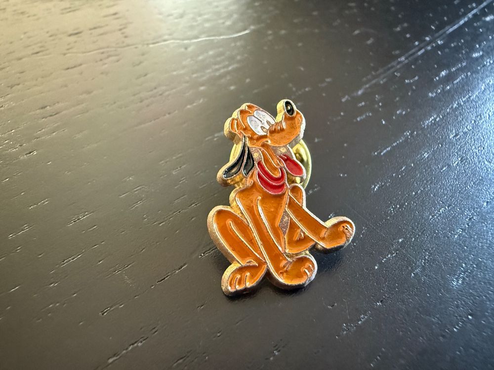 Pluto Pin / Anstecker von Disney, goldfarben (Gebraucht) in Erstfeld ...