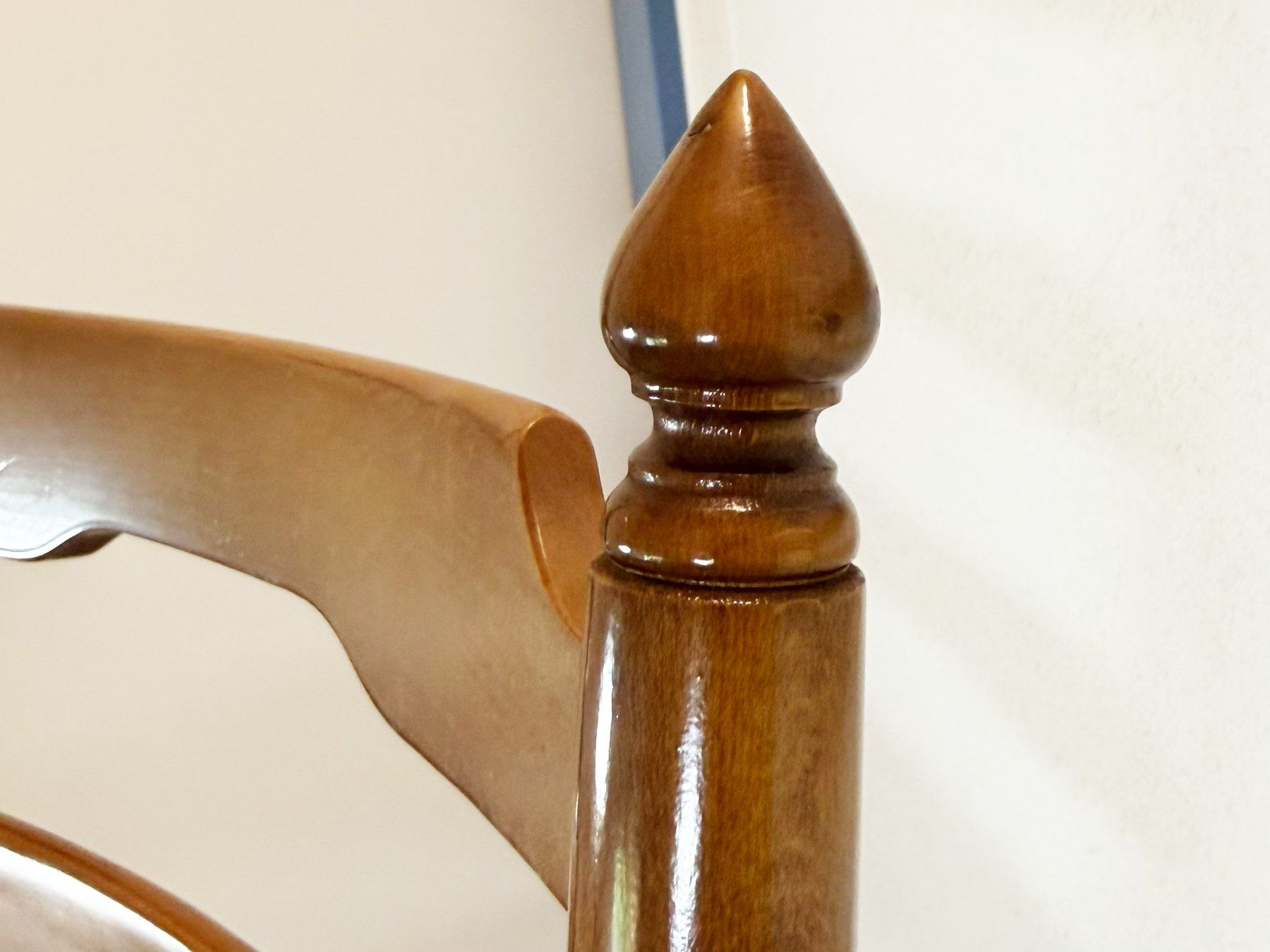 Chaises: Dekorativer Holzstuhl – D'occasion à Windisch par Losdosquatros 4