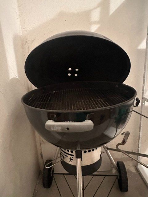 Weber Grils: Weber Holzkohlegrill mit Zubehör – D'occasion à Zürich par monheg