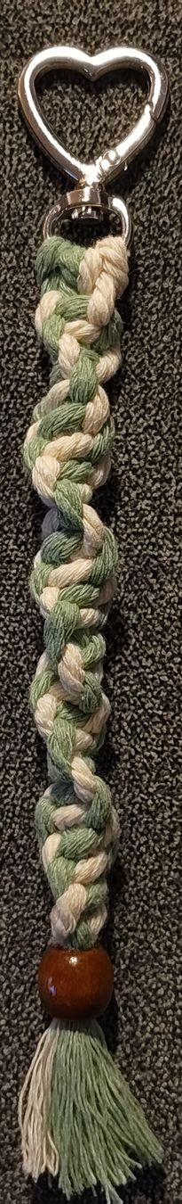 Portachiavi: Handmade Macrame Keychain with Heart Charm - Spring Colors – Nuovo (secondo la descrizione) da Grindelwald venduto da sim_py8j