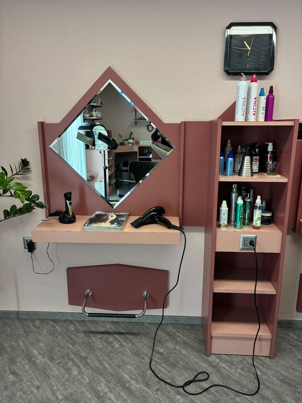 Set di tavolo e panche: Coiffeur Kundensitzplätze- Mobiliar mit Spiegel – Usato da Frick venduto da sandra037 2