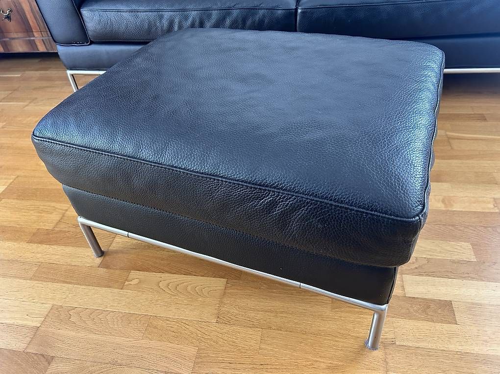 Ikea Sofas: GRATIS: Schwarzes Ledersofa mit passendem Hocker – Gebraucht aus Liebefeld von Topina16 1
