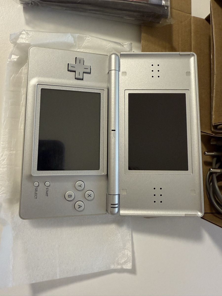 Nintendo Konsolen: Nintendo DS Lite Console Silver new In Original Box – Neu und originalverpackt aus Villaz-St-Pierre von AuctionWonFor3 6