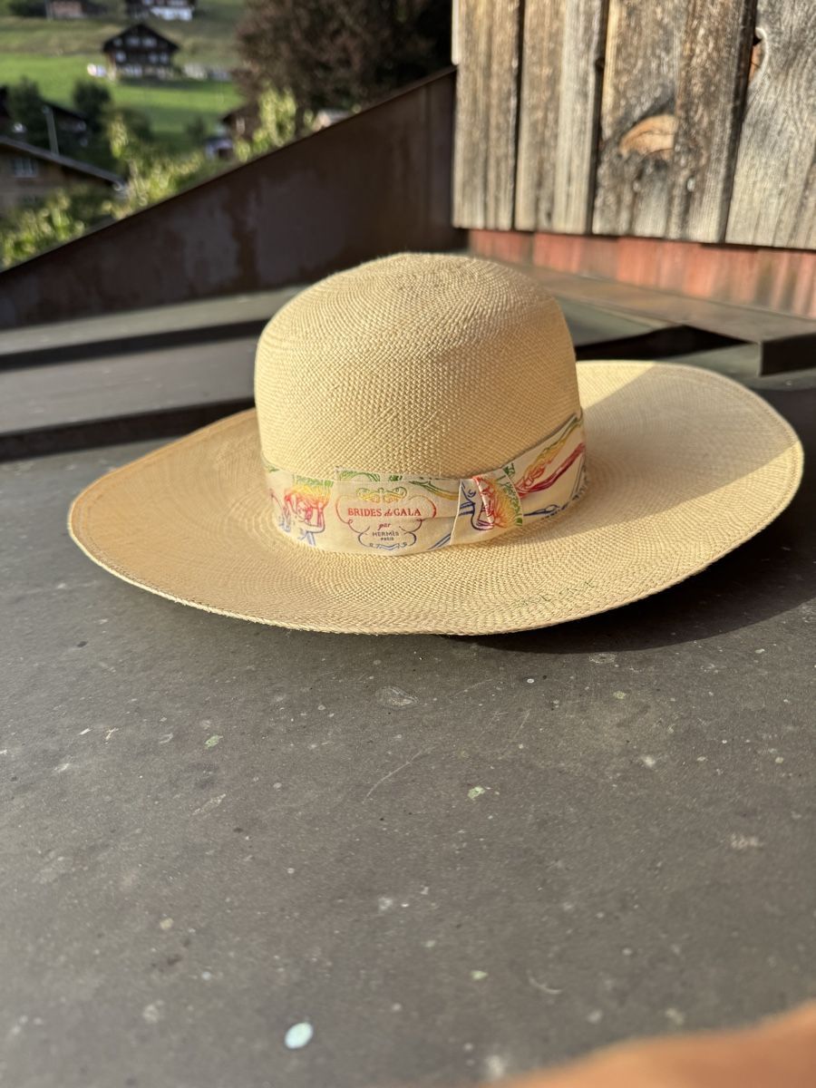 Hermès Copricapi, berretti & cappellini: Hermes Panama Hat with Patterned Ribbon Like New – Nuovo (secondo la descrizione) da Saanen venduto da ewoutlio 4