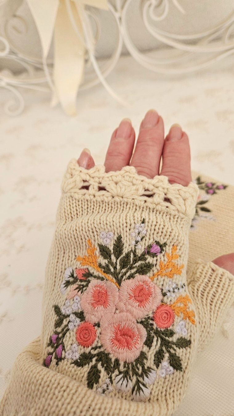 Sonstige Kleidung & Accessoires: Gestrickte Stulpen mit Blumenmuster Gr. M Beige Handschuhe – Neu und originalverpackt aus Gossau ZH von fashiontwo