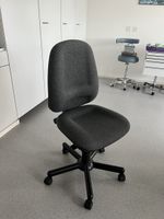 Grauer Bürostuhl / Drehstuhl