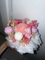 Kerzen Gesteck mit Bär und Blumen in Geschenkbox rosa
