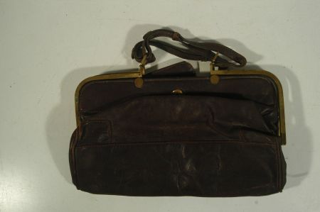 Aeltere Handtasche Leder braun mit Metallrahmen
